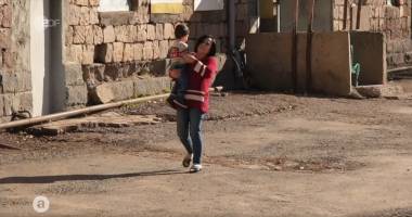 Ընտանիքի կանայք զինավարժություն են անում Երեւանի արվարձանում