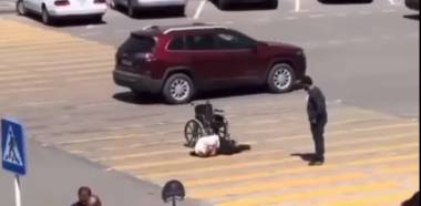 Գյումրիում գետնին ընկած հաշմանադամ քաղաքացուն օգնություն ցուցաբերող չկա՞