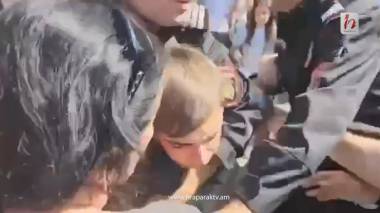 Ոստիկանները անչափահասին են խեղդելով տանում