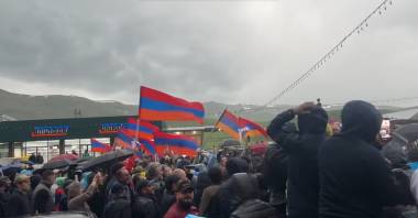 Ծովագյուղում դրոշներով են դիմավորում շարժման մասնակիցներին