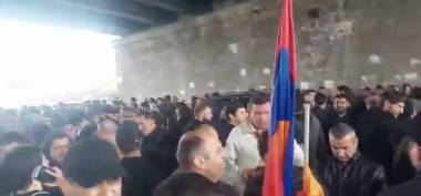 Մեծ թվով քաղաքացիներ հավաքվել են Աբովյան քաղաքի մատույցներում՝ դիմավորելու Բագրատ Սրբազանին