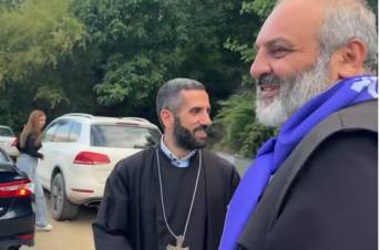 Մեղրիի մուտքի մոտ Բագրատ Սրբազանին դիմավորում է  Տեր Ռաֆայելը (տեսանյութ)