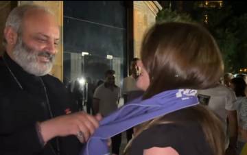 Սրբազանն իր շարֆը նվիրեց Դանիայից ժամանած Լիլիթին (տեսանյութ)