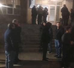 Ինչ է կատարվում Աջափնյակի դատարանի դիմաց