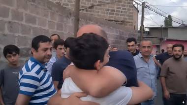 Արթուր Սարգսյանը հրաժեշտ տվեց որդուն և քննչականի դիմաց հավաքված քաղաքացիներին