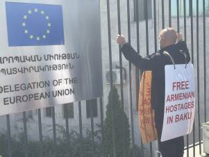 Արմեն Աշոտյանը բողոքի միայնակ ակցիա է իրականացրել