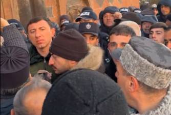 Թալինի համայնքապետը փակել է եկեղեցու դռները, թույլ չի տալիս քահանաներին ու ժողովրդին ներս մտնել