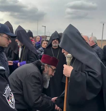 Սրբազանը խոնարհվեց վեհափառի առաջ